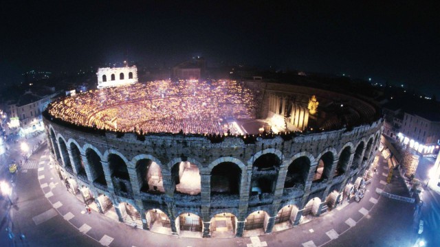 67 columns to support the Arena di Verona Foundation